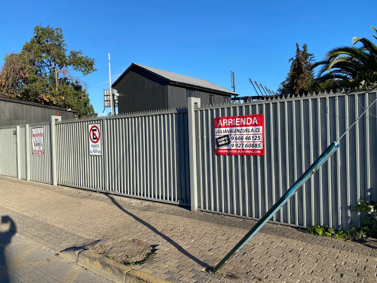 Amplia Propiedad Comercial en Arriendo | Av. Capitán Antonio Millán, 1.900 m² de Terreno.